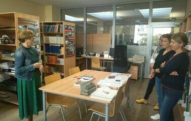 bibliotekarka z Żor oprowadza po bibliotece i opowiada o zbiorach