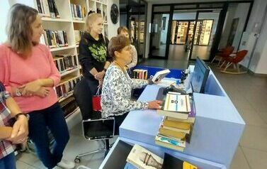 bibliotekarki oglądają system komputerowy w żorach