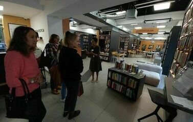 bibiotekarki oglądają biblioteką w żorach