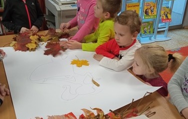 Dzieci wykonują dużą wsp&oacute;lną pracę platyczną
