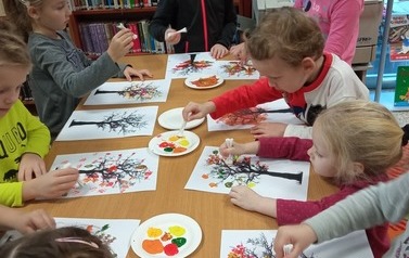 Dzieci wykonują pracę plastyczną 