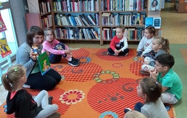 Dzieci zaczynają zajęcia w k&oacute;łeczku z bibliotkarką