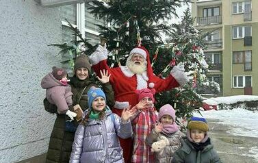 śWIĘTY MIKOŁAJ Z DZIEĆMI PRZY CHOINCE
