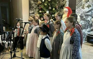 Dziecięcy zesp&oacute;ł pieśni i tańca iskierki wraz z mikołajem