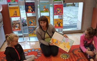 Prowadząca bibliotekarka prezentuje książkę o Tupciu 