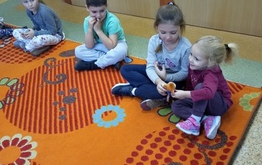 Dzieci bawią się na dywanie