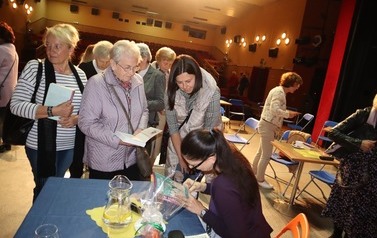 Ałbena Grabowska podpisuje książki