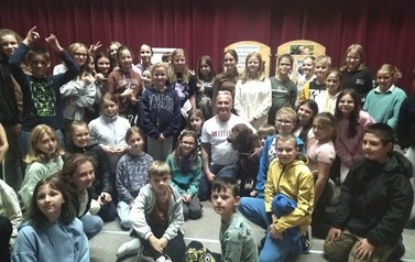 Wsp&oacute;lne zdjęcie uczni&oacute;w i Sebastiana Grzywacza