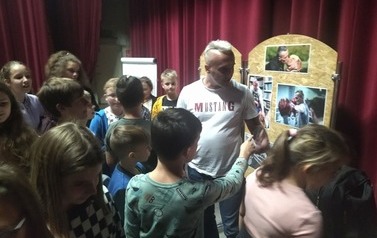 Uczniowie słuchają wystąpienia Sebastiana Grzywacza