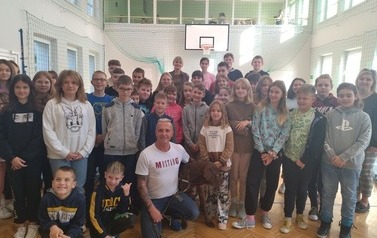 Wsp&oacute;lne zdjęcie uczni&oacute;w i Sebastiana Grzywacza