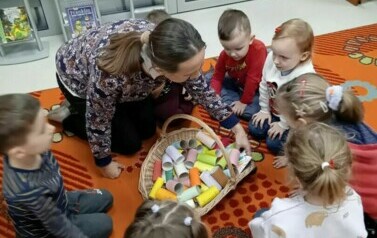 Zabawa dzieci z prowadzącą