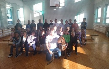 Wsp&oacute;lne zdjęcie uczni&oacute;w i Sebastiana Grzywacza