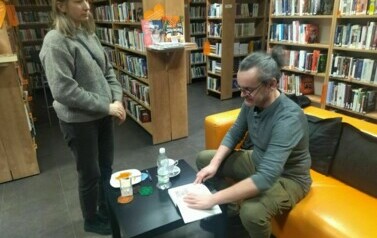 Robert Ostaszewski podpisuje książki