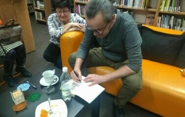 Robert Ostaszewski podpisuje książki
