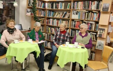 Uczestniczki DKK rozmawiają o książkach i pozują do zdjęcia