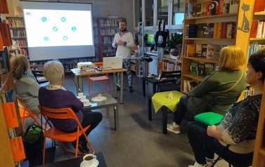 Michał Dłużak wita się z uczestnikami spotkania