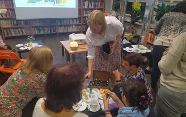 Prowadząca Joanna G&oacute;rny pokazuje r&oacute;żne olejki