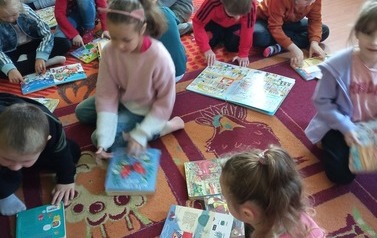 Przedszkolaki oglądają książeczki