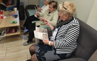 Seniorki oglądają ilustracje książkowe