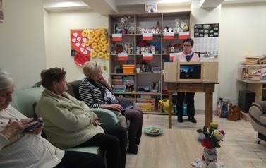 Bibliotekarka czyta książkę metodą teatrzyku Kamishibai