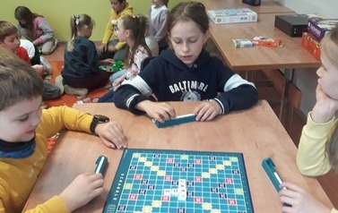 Dzieci grają w plansz&oacute;wki
