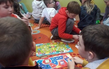Dzieci grają w plansz&oacute;wki