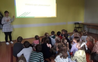 Bibliotekarka opowiada o historii gier planszowych