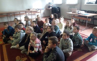 Klasa uśmiecha się do zdjęcia