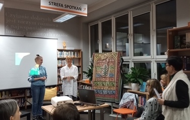Prowadząca wita gościa Urszulę Głowicką