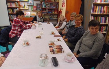 DKK w Skidziniu uczestniczki spotkania rozmawiają o książkach