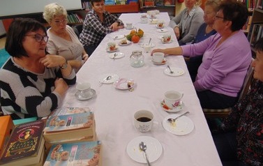 DKK w Skidziniu uczestniczki spotkania rozmawiają o książkach