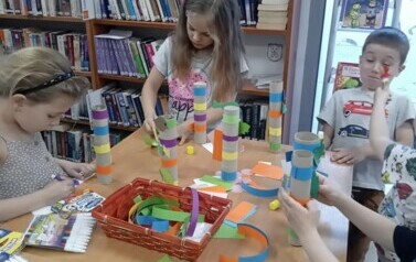 dzieci wykonują prace plastyczną