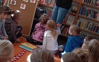 Dzieci słuchają opowiadań 