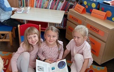Trzy dziewczynki pozują do zdjęcia 