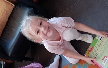 Dziewczynka uśmiecha się do zdjęcia