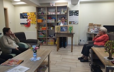 Bibliotekarka czyta opowieść o Leszym