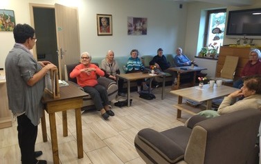 Bibliotekarka czyta opowieść o Leszym