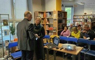 czytelnicy słuchają prowadzącego