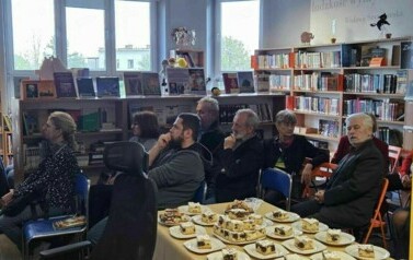 czytelnicy słuchają prowadzącego
