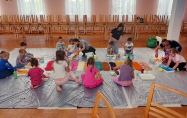 Zajęcia sensoplastyki W Domu Ludowym w Wilczkowicach (19.04.2024r.) 6
