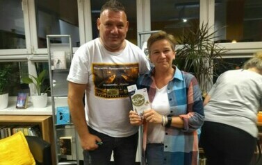 Borys Tynka pozuje do zdjęcia