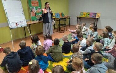 Zofia Stanecka opowiada dzieciom o bajkach