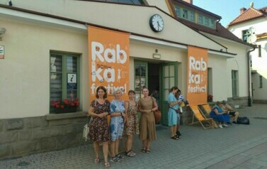 Bibliotekarki na tle biblioteki w Rabce