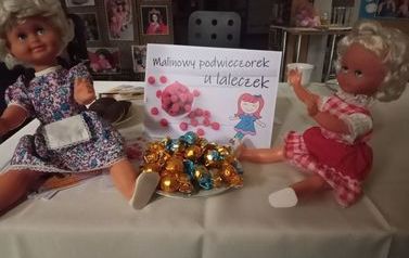 Zdjęcie lalki i poczęstunku