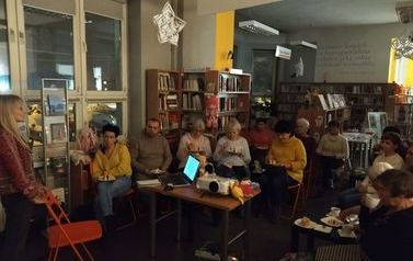 Prowadząca opowiada o historii lalek