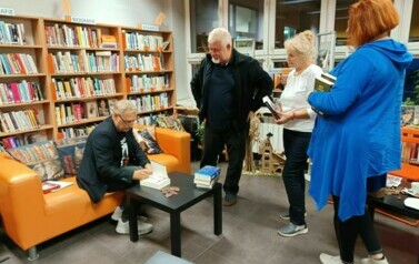 Krzysztof Zajas podpisuje książki