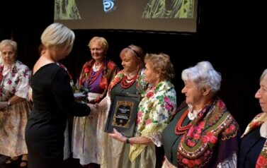 BOROWIANKI i liderka Zespołu TĘCZA wśr&oacute;d laureat&oacute;w Nagr&oacute;d Zarządu Powiatu w Oświęcimiu w dziedzinie kultury, sportu i inicjatyw społecznych. 7