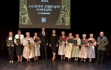 BOROWIANKI i liderka Zespołu TĘCZA wśr&oacute;d laureat&oacute;w Nagr&oacute;d Zarządu Powiatu w Oświęcimiu w dziedzinie kultury, sportu i inicjatyw społecznych. 10