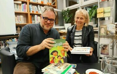 Grzegorz Kasdepke podpisuje książki