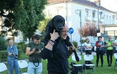 Uczestnicy spotkania z Jerzym Hermą i ich psy